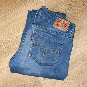 Women’s light wash cropped Levi’s skinny jeans